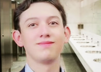 Madre de Carlos Galván, joven desaparecido en Mazatlán, Sinaloa, denuncia obstrucción en búsqueda de su hijo; acusa a la fiscalía local