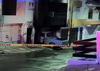 Madrugada violenta en Culiacán: incendian viviendas, atacan expendio y reportan dos muertes