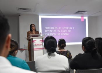 Capacitan a personal del Hospital MAC en atención a mujeres violentadas