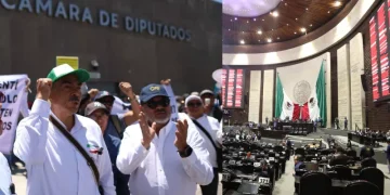 Diputados aprueban reforma a pensiones en medio de protestas de jubilados de Pemex, CFE y Banobras