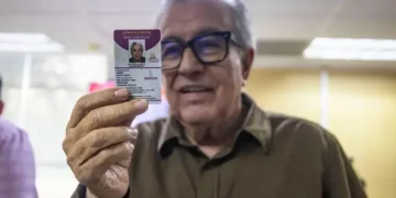 Rocha Moya tramita su licencia permanente y promueve el programa en Sinaloa