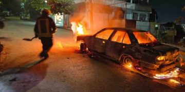Queman taxi en segundo día de ataques contra transportistas en Acapulco