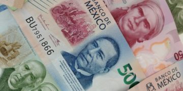 Peso mexicano recorta su apreciación del año frente al dólar y se acerca a las 18 unidades