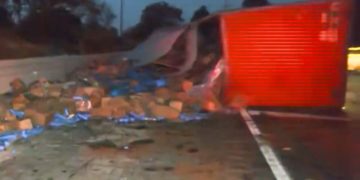 Volcadura de tráiler colapsa la circulación vial sobre la México-Cuernavaca