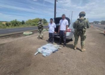 Caen dos hombres con 25 millones de pesos en carretera de Sinaloa
