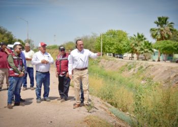 Presidente Antonio Menéndez y funcionarios de Conagua revisan drenes de la ciudad para atender puntos críticos.