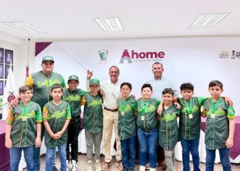 Recibe Antonio Menéndez a niños campeones nacionales que representarán a México en la Pony League.