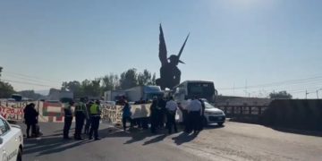 Bloqueo sobre la México-Pachuca ocasiona fila kilométrica de autos varados