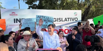 Protesta de policías jubilados durante visita de Noroña a evento en Culiacán