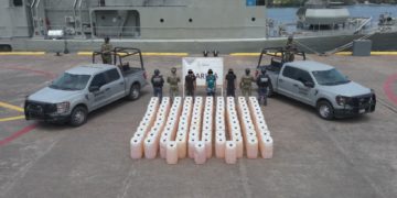 Aseguran embarcación con 103 bidones de combustible en costas de Michoacán; hay tres detenidos