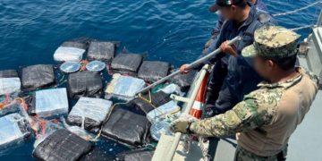 Aseguran casi una tonelada de cocaína frente a costas de Chiapas