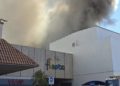 Incendio consume plaza comercial en Los Mochis