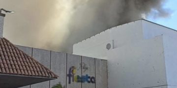 Incendio consume plaza comercial en Los Mochis