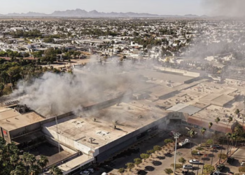Casa Ley afirma que colaborará con autoridades tras incendio en centro comercial en Los Mochis, Sinaloa