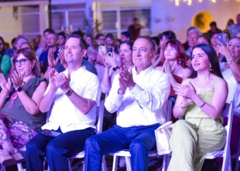 Reconoce Antonio Menéndez a la joven cantante Angie Lozano en el segundo día del Festival de mi Ciudad.