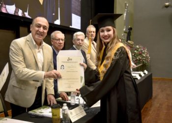 Ahome celebra a nuevas maestras y maestros egresados de la UPES.