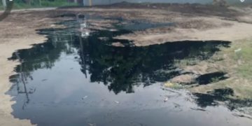 Confirman derrame de combustóleo en Salina Cruz; “huele muy mal”, dicen autoridades