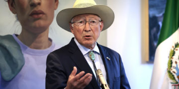 Ken Salazar buscó cuatro veces a López Obrador tras la captura del ‘Mayo’ Zambada
