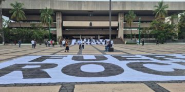 Se manifiestan en Palacio de Gobierno de Sinaloa contra Rocha