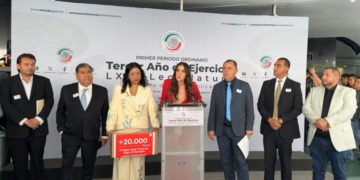 Video: Paloma Sánchez entrega más de 22 mil firmas al Senado para que Enrique Inzunza deje el cargo