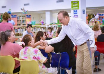 Gobierno de Ahome y Beneficencia Pública entregan 351 apoyos de lentes gratuitos.