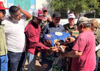 Lleva Sebides apoyo a Paredones 